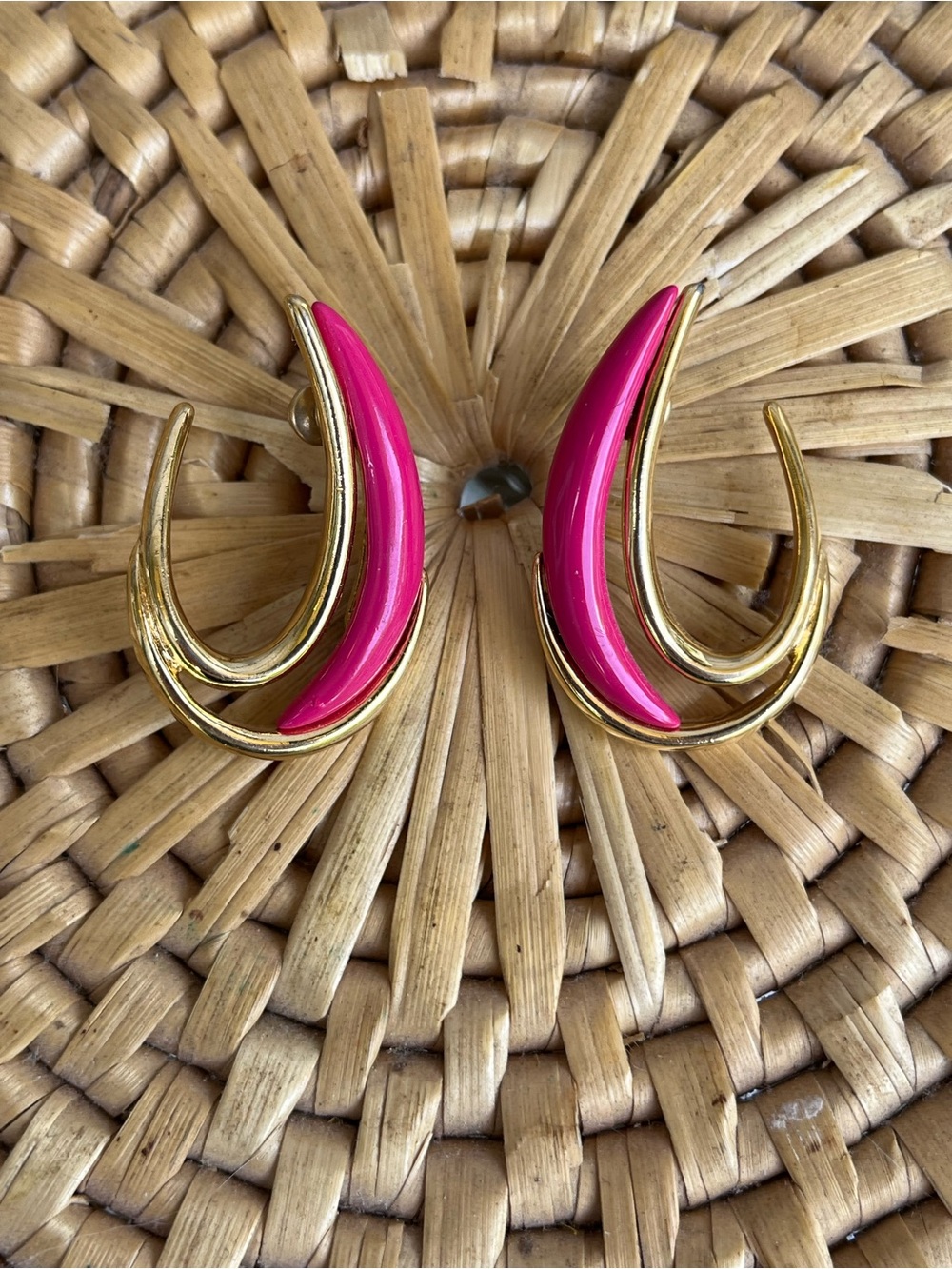 Vtg Trifari 80’s Style Hot Pink Enamel And Gold Tone Tear Drop Shape Earrings